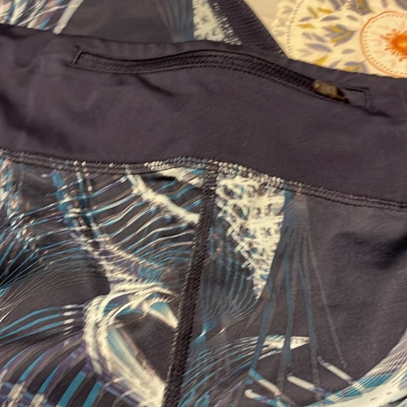 Blue Pattern Nike Running Crops - Picture 3 of 4